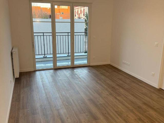Grand 2 pièces avec balcon et parking