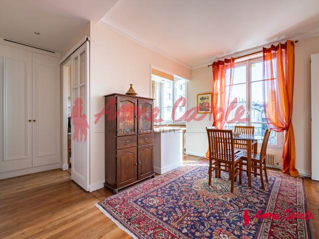 Grand 2 pièces Paris 7e Rue Saint Dominique Élégant appartement traversant au calme sur cour arborée