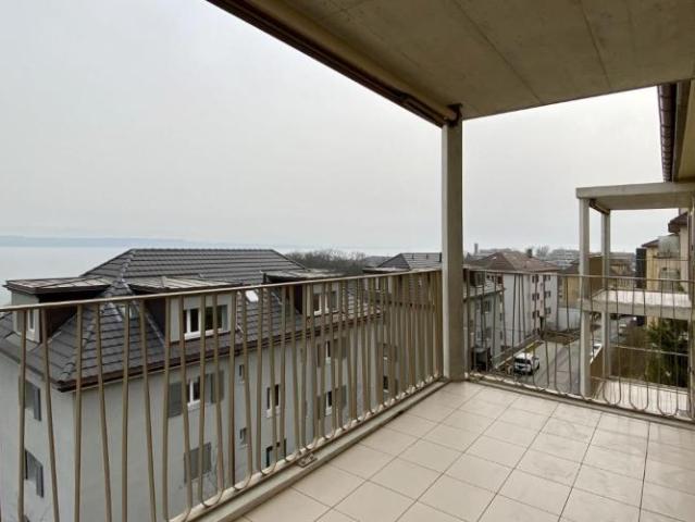 Grand 2.5 pièces avec balcon et vue sur le lac