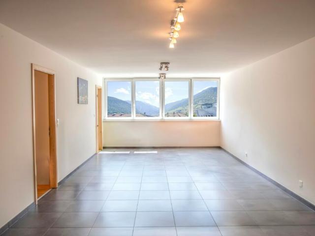 Grand 2,5 pièces refait à neuf + garage box privé, Martigny Centre