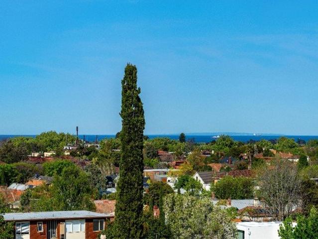 Grand 3 Bedroom Apartment Offering Rare Scale & Light in Prahran East