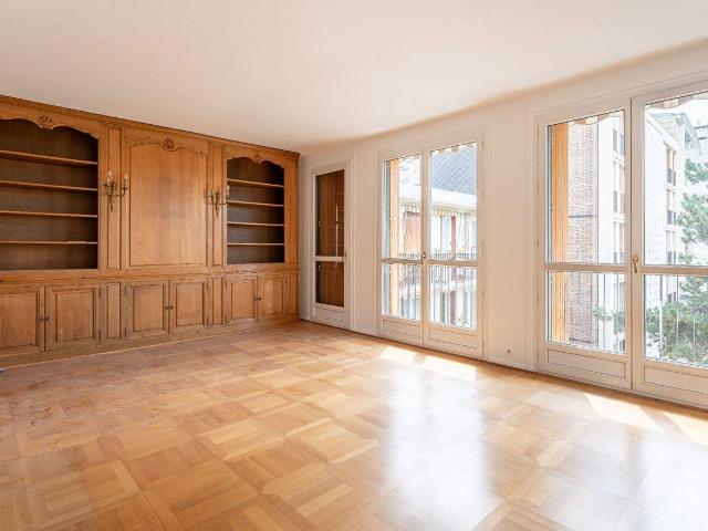 GRAND 3 PIECES EN DERNIER ETAGE