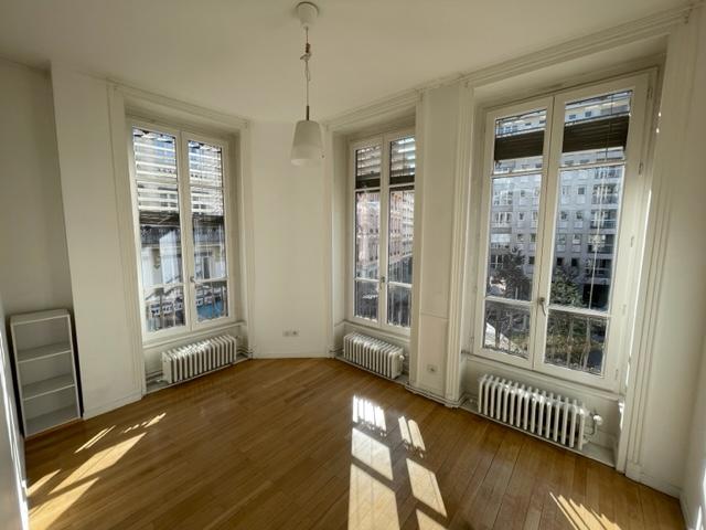 Grand T3 de 76.87 m2 vue Place d'Albon et Saône