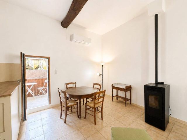 GRAND T3 MEUBLÉ 70 m² – RÉNOVÉ – BALCON – CENTRE HISTORIQUE D’APT