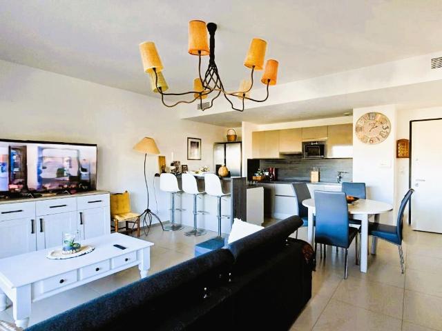 Grand T2 63 m2 avec terrasse, parking et cave à 300 m de la plage