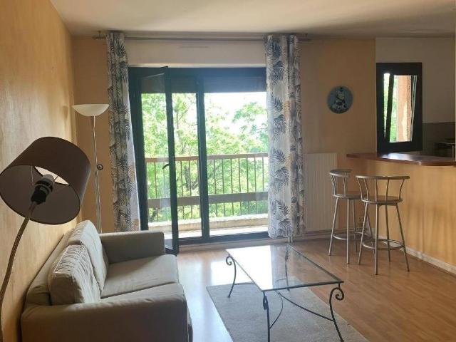 Grand T2 meublé parking balcon VUE ET SANS VIS A VIS