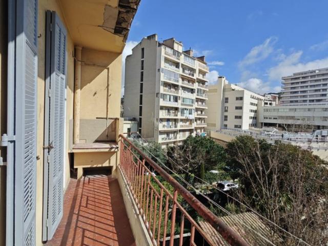 GRAND TYPE 3 DE 73.50M² AVEC BALCON 13007 MARSEILLE
