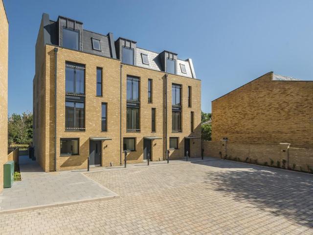 Grand Union Row, Southall 5 bed townhouse to rent £4,000 pcm £923 pw