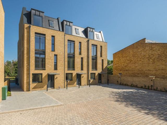 Grand Union Row, Southall UB2, 5 bed town house to rent, £4,000 pcm | PrimeLocation