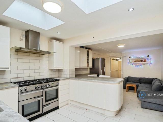 Grand Walk, London, E1 4 bed terraced house to rent £4,485 pcm £1,035 pw