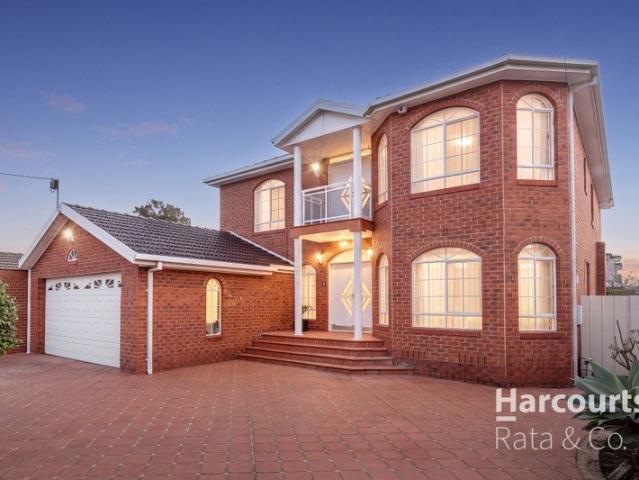 GRAND AND IMPRESSIVE FAMILY HOME IN THE HEART OF SUNSHINE