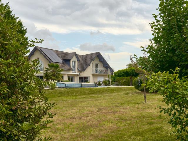 Grand Angle Sur La Campagne Bisontine 200m² Besançon