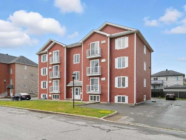 GRAND APPARTEMENT 5 1/2 DE + 1365 PI.CA THERMOPOMPE/BALCON PRIVÉ AU REZ DE JARDIN AU 1ER JANVIER 2027!