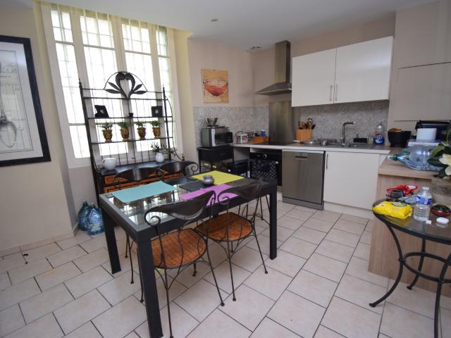 Grand appartement 2 chambres de plus de 90 m2 dans résidence sécurisée