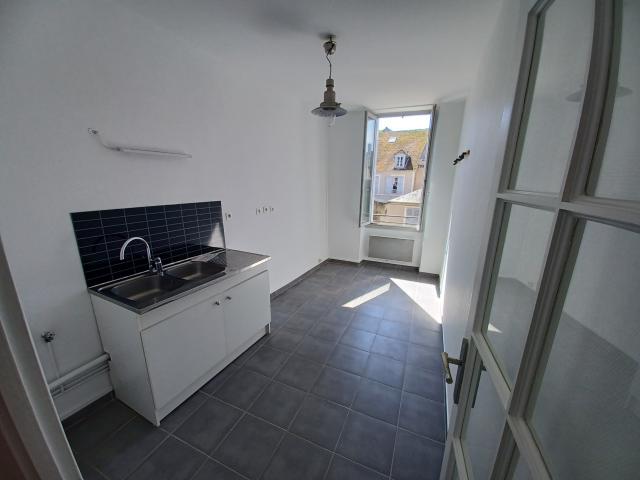 La Charité centre ville Grand, appartement spacieux T3, trés bon état, 85 m2 2ème étage en duplex