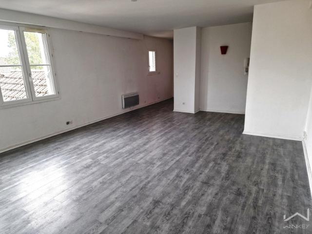 Grand appartement T2 de 49 m2 au 1er étage et box