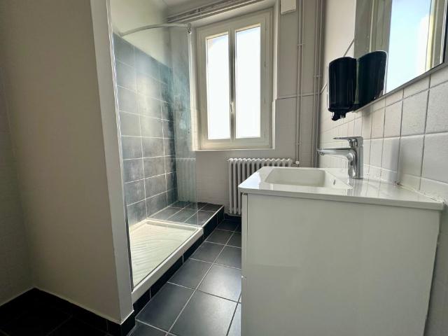 Grand appartement T5 de standing meublé, centre ville de Cle