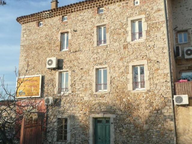 Grand appartement à louer AU SECOND ETAGE D UN PETIT IMMEUBLE DE 4 RESIDENTS AVEC PK COMMUN avec 3 pièces à T