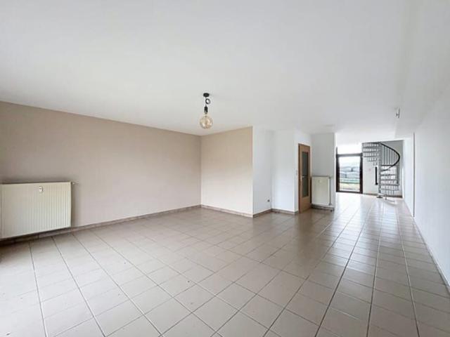 Grand appartement à louer à Ochamps