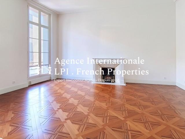 Grand appartement bourgeois T5 dans hôtel particulier double garage caves dépendances SH 186.03 M² 3/4 chambres PERPIGNAN Centre Gambetta