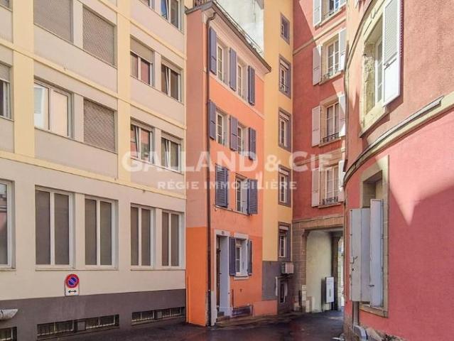 Grand appartement de 1 pièces en attique
