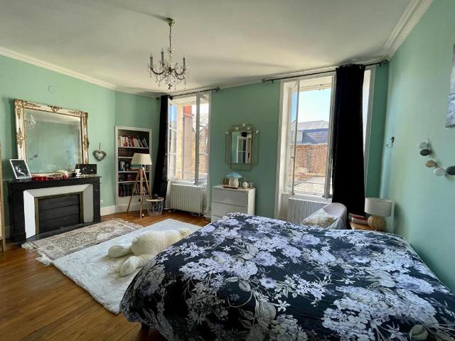 Grand appartement de caractère de 173 m² en plein centre de Nevers Garage Dépendance 4 chambres