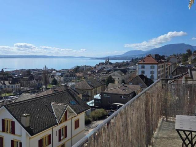 Grand appartement d'environ 120m² avec vue sur le lac et les Alpes Premier loyer net offert