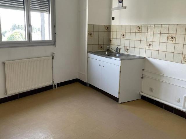 Grand appartement F2 avec balcon et parking