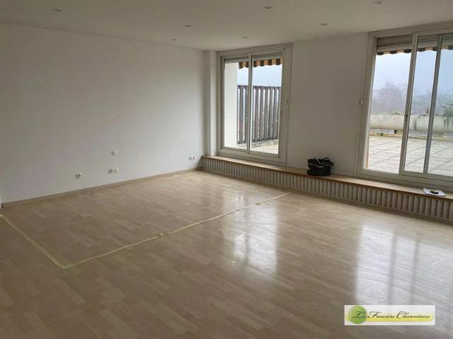 Grand appartement lumineux avec terrasse à Angoulême