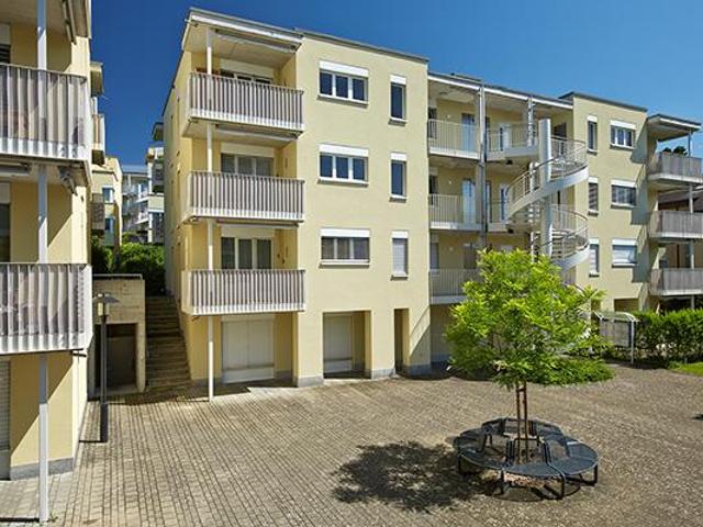 Grand appartement moderne avec balcon dans un quartier résidentiel privilégié
