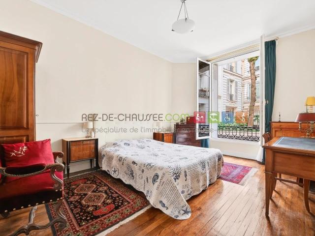 GRAND APPARTEMENT PRES DU METRO RUE DE LA POMPE