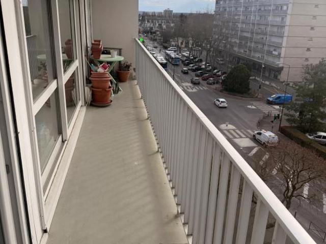 Grand appartement rénové de 5 pièces, cave à Melun