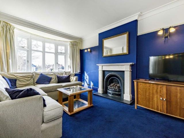 Grand Avenue, KT5, London