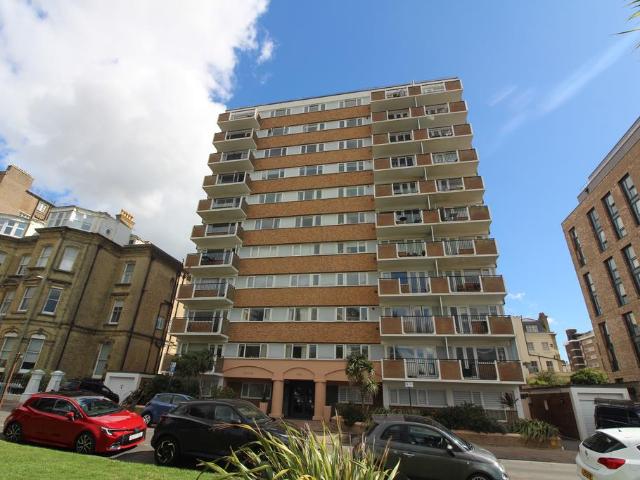 Grand Avenue, Hove BN3 2 bed apartment to rent £1,800 pcm £415 pw