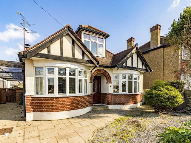 Grand Avenue, Surbiton KT5 4 bed detached house to rent £3,400 pcm £785 pw