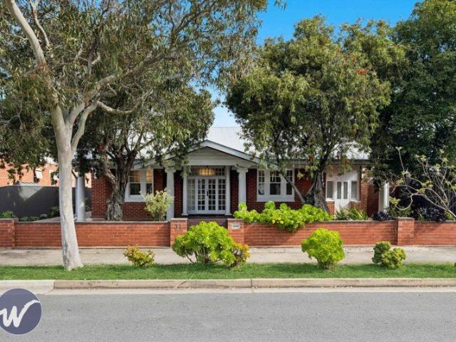 Grand Beachside Bungalow just 200m from the Esplanade