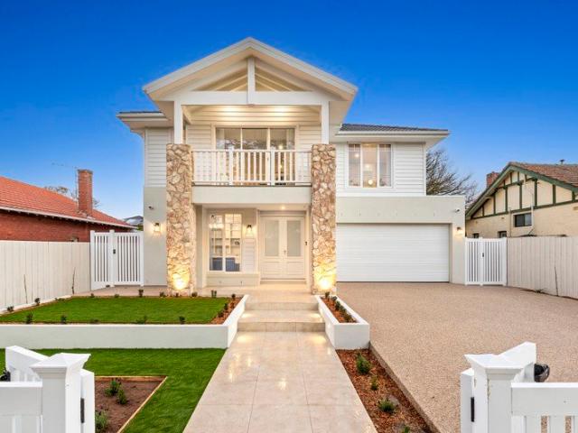 Grand Design Meets Grand Scale with Poolside Entertaining