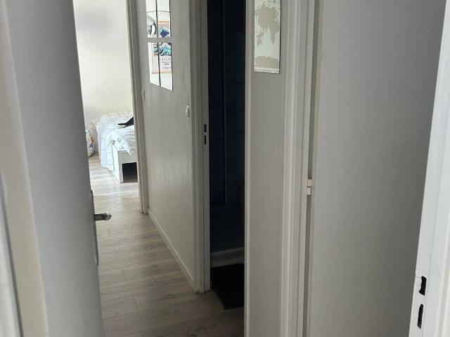 Grand deux pièces nu / meublé avec balcon, place de parking & cave 1 000 €