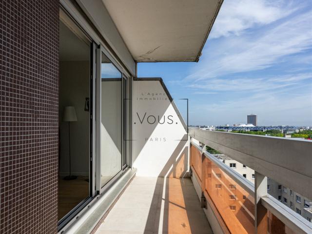 Grand deux pièces rénové, avec balcon au calme et proche de. 56m² Paris 19ème