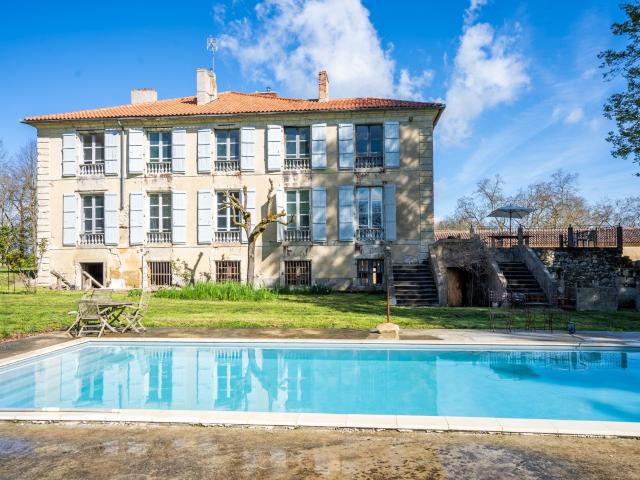 Grand Domaine Sur 25 Hectares 463m² Vic Fezensac