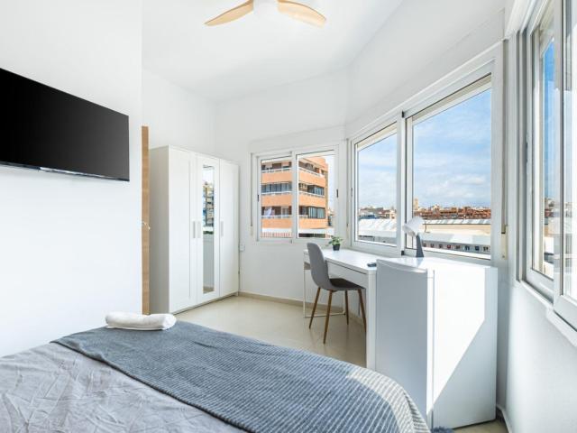 Grand double bedroom in Benalua