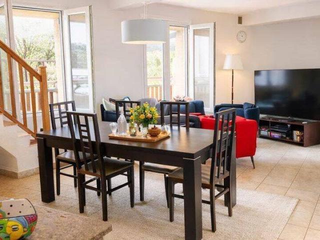 Grand duplex, 4 chambres, grande pièce à vivre avec bar, Proche gare, Parking