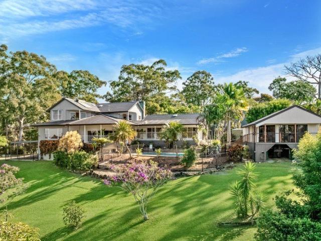 GRAND, ELEVATED TINBEERWAH RESIDENCE WITH BEAUTIFUL VIEWS AND TRAIL ACCESS