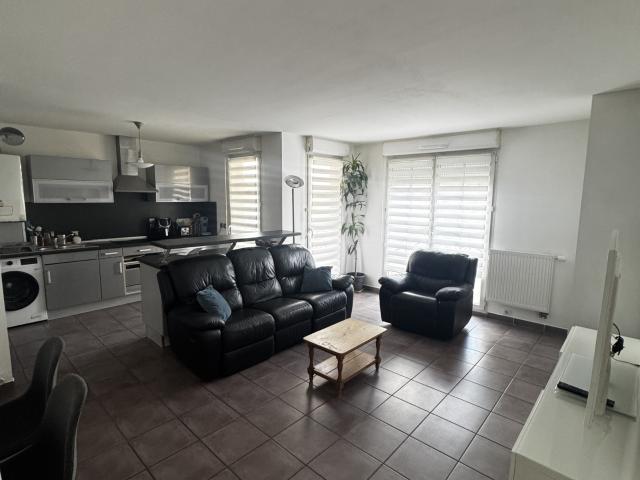 GRAND F3 MEUBLE AVEC BALCON QUARTIER VIEUX PAYS