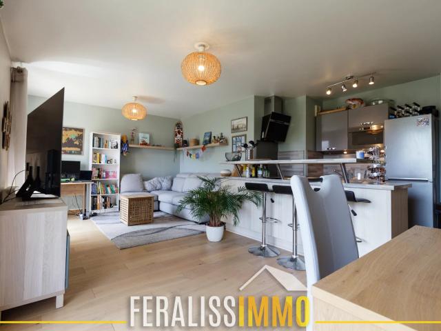 Grand F2 avec extérieur dans immeuble de 2009 !