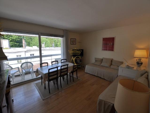 Grand F2 d'angle avec balcon dans le triangle d'or