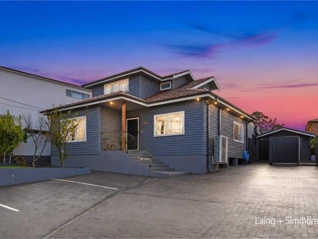 Grand Family Entertainer with Self Contained Retreat