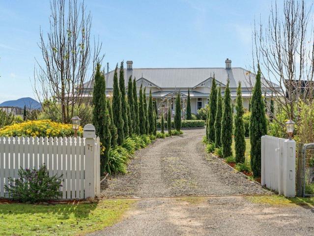 Grand Family Estate with Luxury Finishes on a Fully Landscaped 1ha Allotment