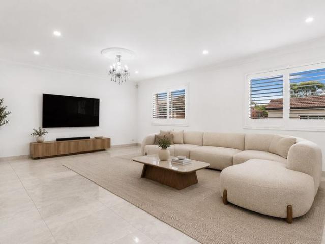 GRAND FAMILY FIVE BEDROOMS HOME