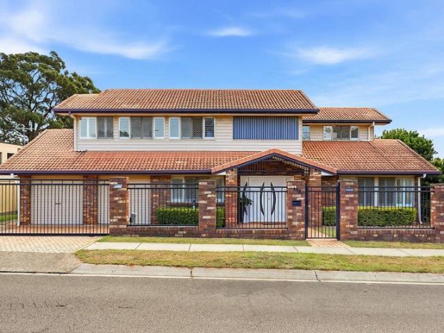 Grand Family Home and Dream Entertainer Steps Away From Robertson State School